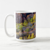 Uitzicht van najaarsboskleurige bomen koffiemok (Links)