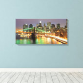 Uitzicht van Neder-Manhattan en de Brooklyn Bridge Canvas Afdruk (Insitu (Houten vloer))