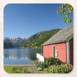 Uitzicht van Noorse fjord en onderzetter van boten