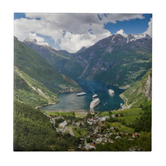 Uitzicht van Noorwegen aan Geiranger van Flydalsju Tegeltje