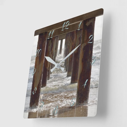 Uitzicht van onder de visserspier vierkante klok (Hoek)