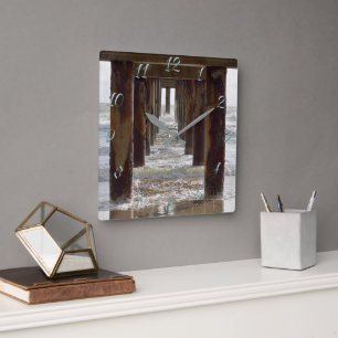 Uitzicht van onder de visserspier vierkante klok