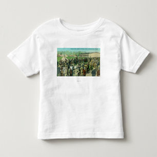 Uitzicht van ontslagen soldaten die verslag uitbre kinder shirts