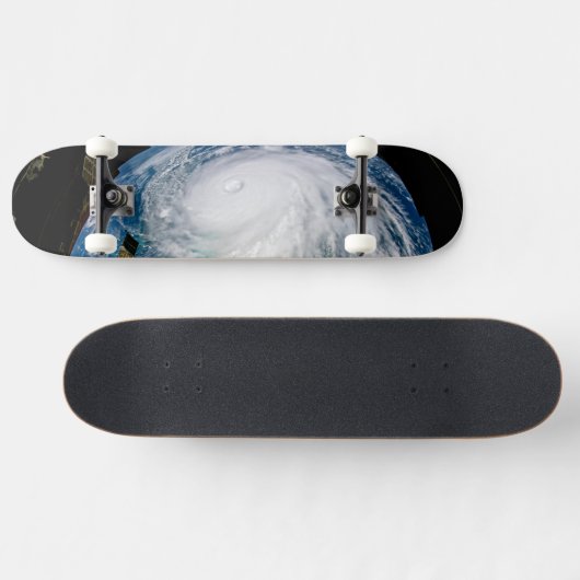 Uitzicht van Orkaan Dorian. Persoonlijk Skateboard (Horizontaal)