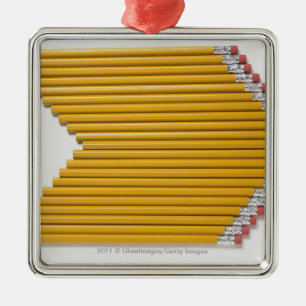 Uitzicht van potloden in een rij met hoge hoek metalen ornament