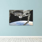 Uitzicht van Space Shuttle Discovery Canvas Afdruk (Insitu (Houten vloer))