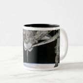 Uitzicht van Space Shuttle Discovery Tweekleurige Koffiemok (Voorkant rechts)