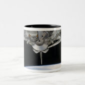 Uitzicht van Space Shuttle Discovery Tweekleurige Koffiemok (Center)