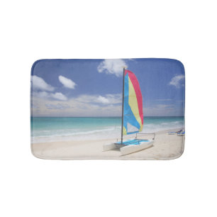 Uitzicht van strand met zeilboot badmat