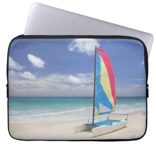 Uitzicht van strand met zeilboot laptop sleeve