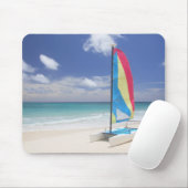 Uitzicht van strand met zeilboot muismat (Met muis)