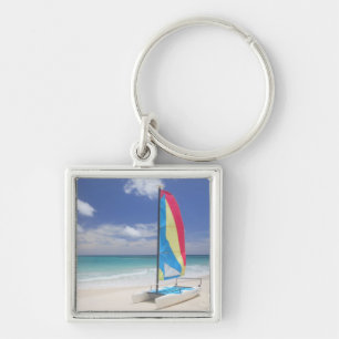 Uitzicht van strand met zeilboot sleutelhanger
