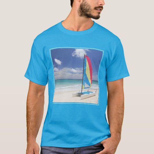 Uitzicht van strand met zeilboot t-shirt (Voorkant)