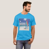 Uitzicht van strand met zeilboot t-shirt (Voorkant volledig)