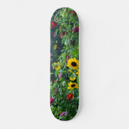 Uitzicht van tuinen, daisies, kosmos, zonnebloemen persoonlijk skateboard
