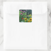 Uitzicht van tuinen, daisies, kosmos, zonnebloemen vierkante sticker (Tas)