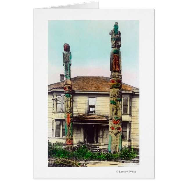 Uitzicht van Twee TotempolesWrangell, AK (Voorkant)