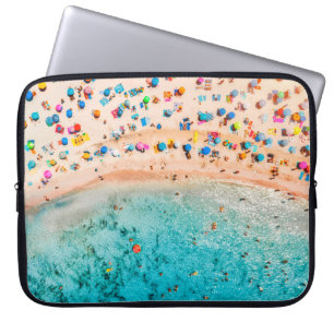 Uitzicht van zandige zandstranden met kleurrijke p laptop sleeve
