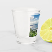 Uitzicht van zee uit bergen shot glas (Links)