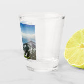 Uitzicht van zee uit bergen shot glas (Rechts)