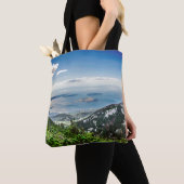 Uitzicht van zee uit bergen tote bag (Dichtbij)
