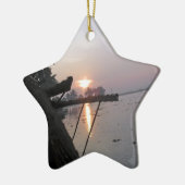 Uitzicht van zonsopgang uit een raam voor huishoud keramisch ornament (Links)