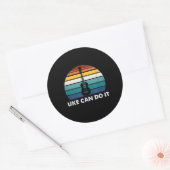 Uke kan het schitterend doen : Ukulele Player Guit Ronde Sticker (Envelop)