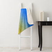 Ukraine yellow blue geometric mesh pattern sherpa deken (In situ)