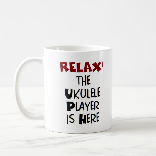 ukulele-speler is hier koffiemok (Links)