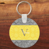 Ultieme grijs en lichtgevend geel monogram sleutelhanger (Voorkant)