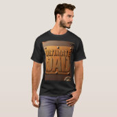 Ultimate Dad Metallic Plaat Vader Cadeau T-shirt (Voorkant volledig)