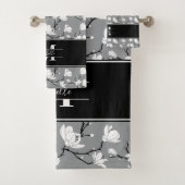 Ultimate Grey Monogrammed Magnolia Flower Bad Handdoek (Insitu)