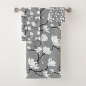Ultimate Grey Monogrammed Magnolia Flower Bath Tow Bad Handdoek (Insitu)