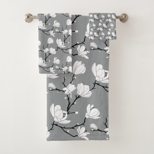 Ultimate Grey Monogrammed Magnolia Flower Bath Tow Bad Handdoek (Insitu)