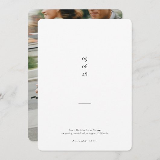 Ultra minimalistische zwart-wit foto bruiloft save the date (Voorkant / Achterkant)