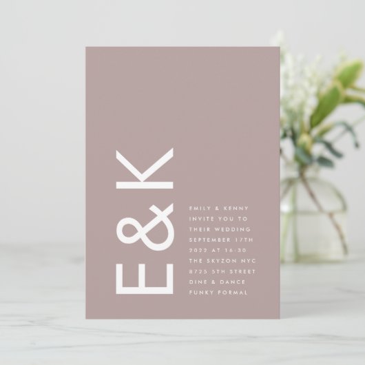 Ultra Modern Bold Big Monogram Taupe Wedding Kaart (Staand voorkant)