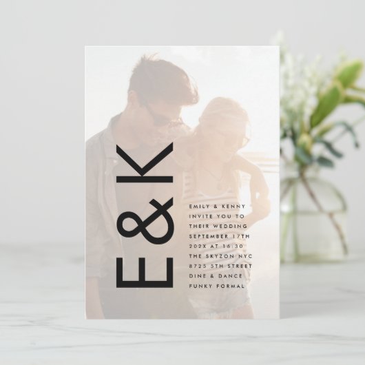 Ultra Modern Bold Monogram Fotobedekking Trouwen Kaart (Staand voorkant)
