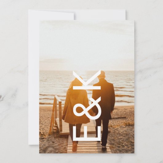 Ultra Modern Bold Monogram Fotobedekking Trouwen Kaart (Achterkant)