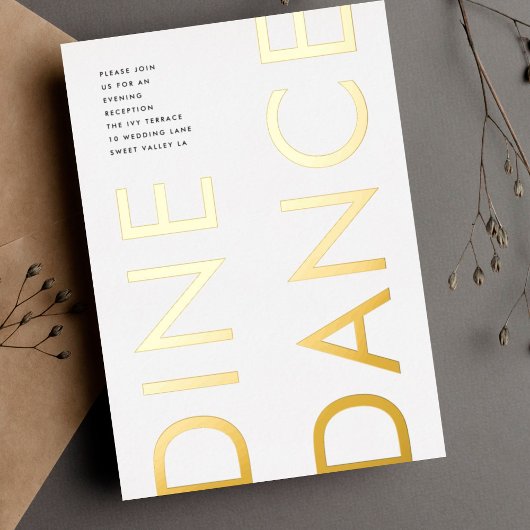 Ultra Modern Bold Monogram Weddenschap GOLD DANCE Folie Uitnodiging