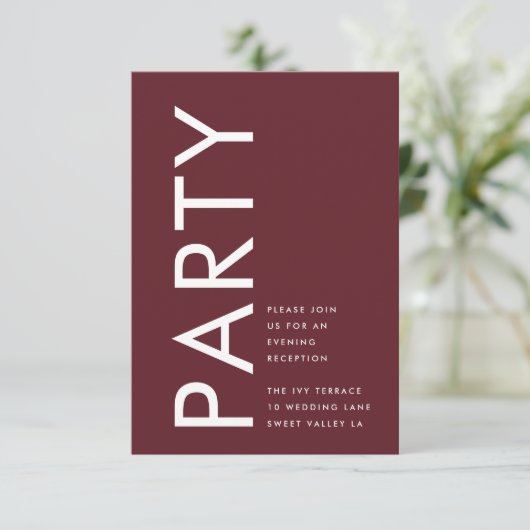 Ultra Modern Burgundy Maroon Monogram Weddenschap Informatiekaartje (Staand voorkant)