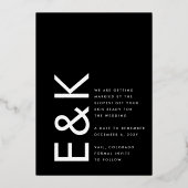 Ultra Modern Gold Photo Monogram bewaart onze datu Folie Uitnodiging (Achterkant)