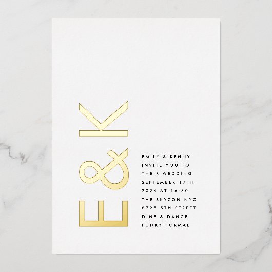 Ultra Modern Monogram Eenvoudige Huwelijk GOUDEN F Folie Uitnodiging (Voorkant)