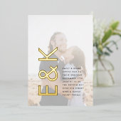 Ultra Modern Monogram Eenvoudige Huwelijk GOUDEN F Folie Uitnodiging (Staand Voorkant)