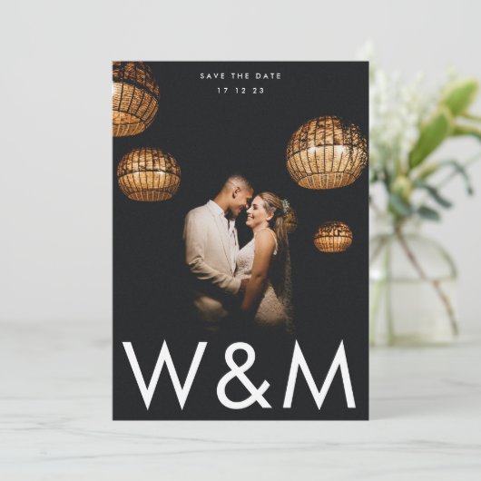 Ultra Moderne Bold White Monogram QR Code Terug Save The Date (Staand voorkant)