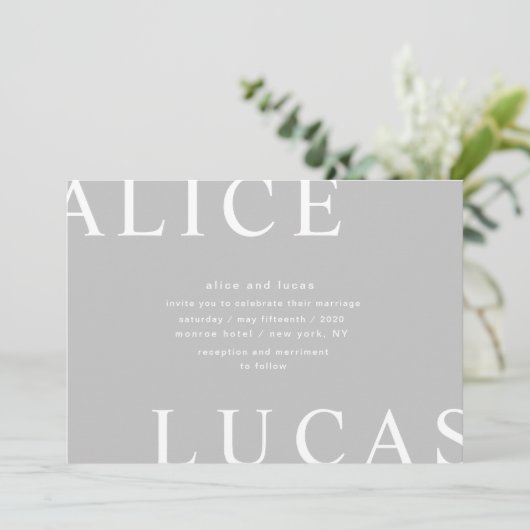 Ultra moderne lay-out monogrammen grijs bruiloft kaart (Staand voorkant)