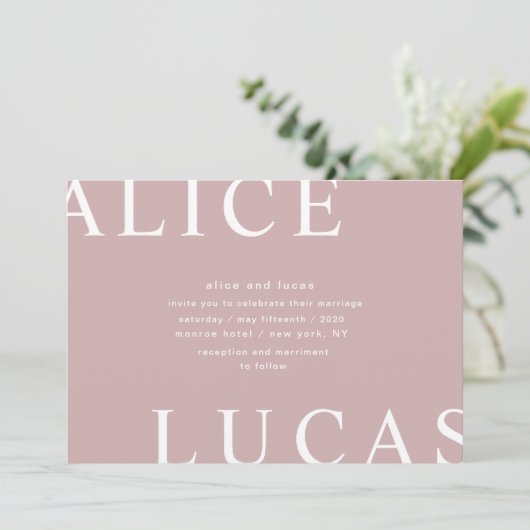 Ultra Moderne Layout Monogram Blush Roze Huwelijk Kaart (Staand voorkant)
