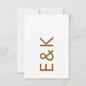 Ultra Terracotta Bold Big Monogram Bronze Wedding RSVP Kaartje (Achterkant)