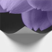 Ultra violet paars bloemblad zwart cadeaupapier (Hoek)