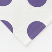 Ultra-violet polka-punten op wit fleece deken (Hoek)