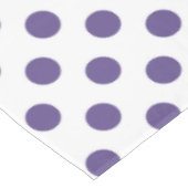 Ultra-violet polka-punten op wit tafelkleed (Gekanteld)